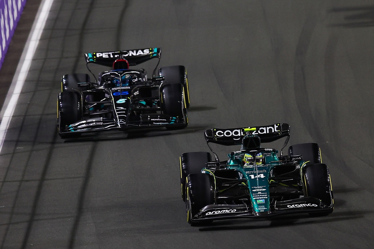 Fernando Alonso por delante de George Russell / DPPI / EUROPA PRESS