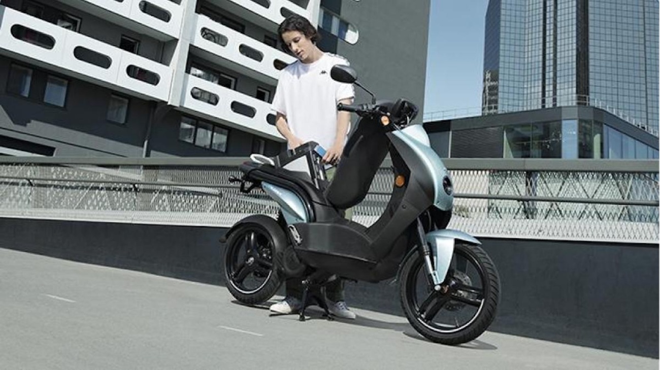 Extracción de la batería en una moto eléctrica Peugeot