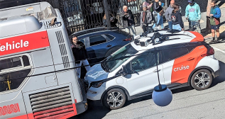 Choque de un coche autónomo de Cruise con un bus / @D_BAU13