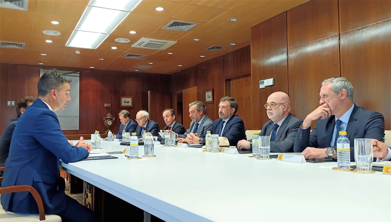 El ministro de Industria, Héctor Gómez, con representantes del automóvil / INDUSTRIA