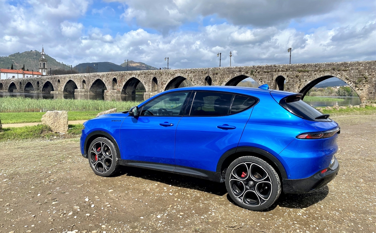 Alfa Romeo Tonale en la ruta por el río Lima