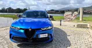 Alfa Romeo Tonale junto a figuras de romanos