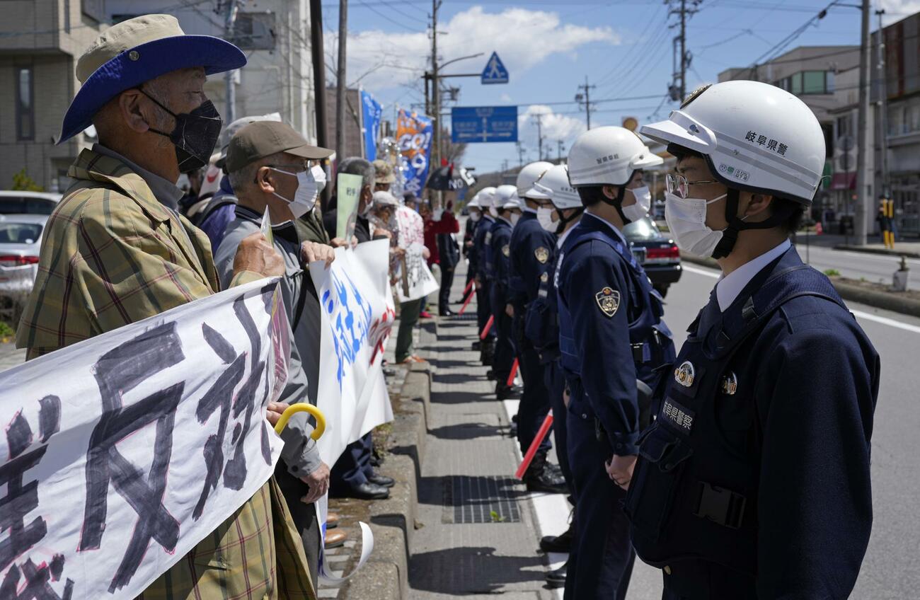 Protesta a las puertas del G7 en Japón / FRANCK ROBICHON / EFE