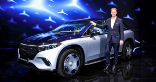 Ola Källenius, CEO de Mercedes, con el Maybach EQS 680 / MERCEDES Ola Källenius, CEO de Mercedes, con el Maybach EQS 680 / MERCEDES