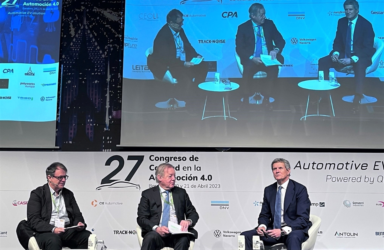 Ernesto Antolín y Francisco Riberas, con Toni Fuentes, en el congreso de automoción de AEC / SERNAUTO