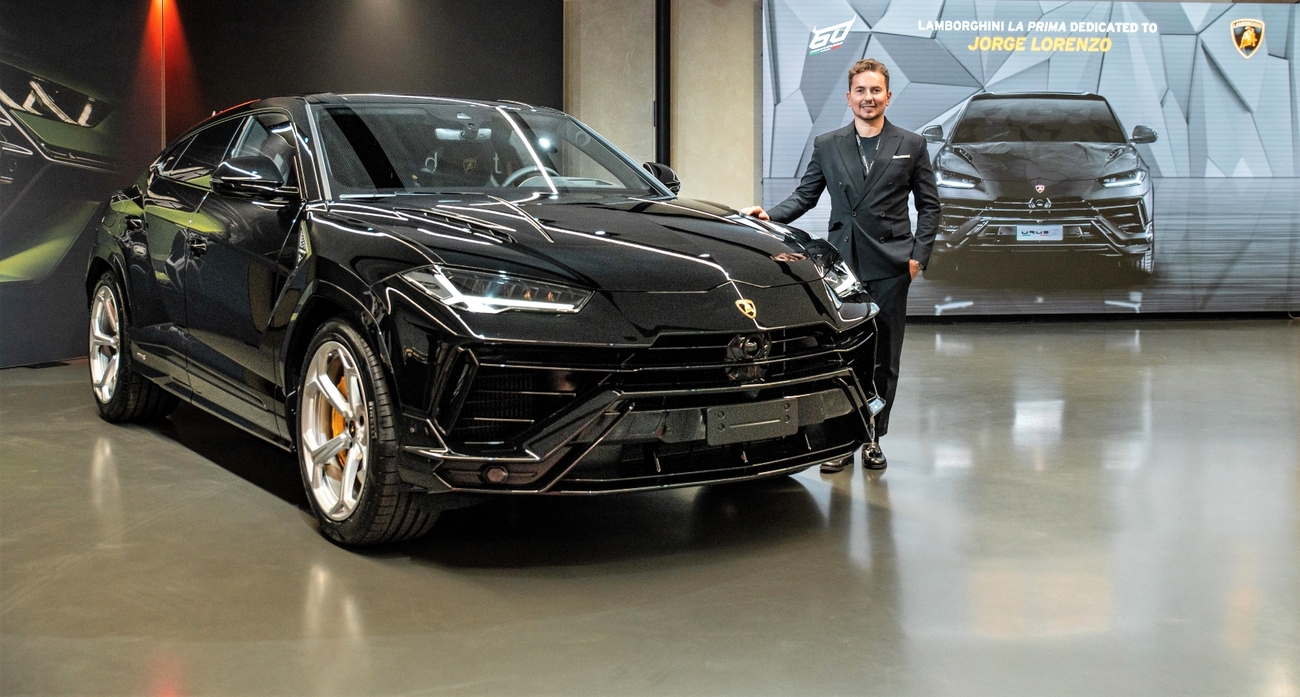 Jorge Lorenzo con su nuevo Lamborghini