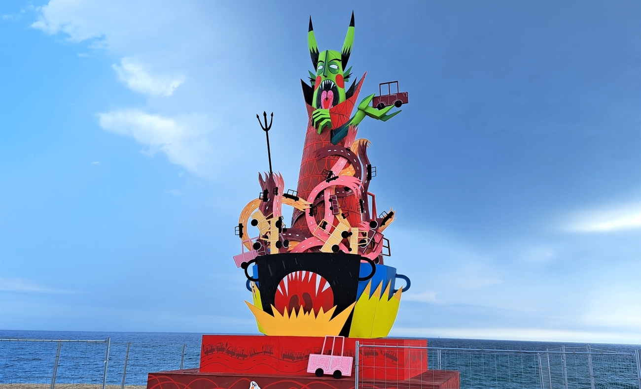 Figura del demonio rodeado de coches de Badalona / T.F. Figura del demonio rodeado de coches de Badalona / T.F.