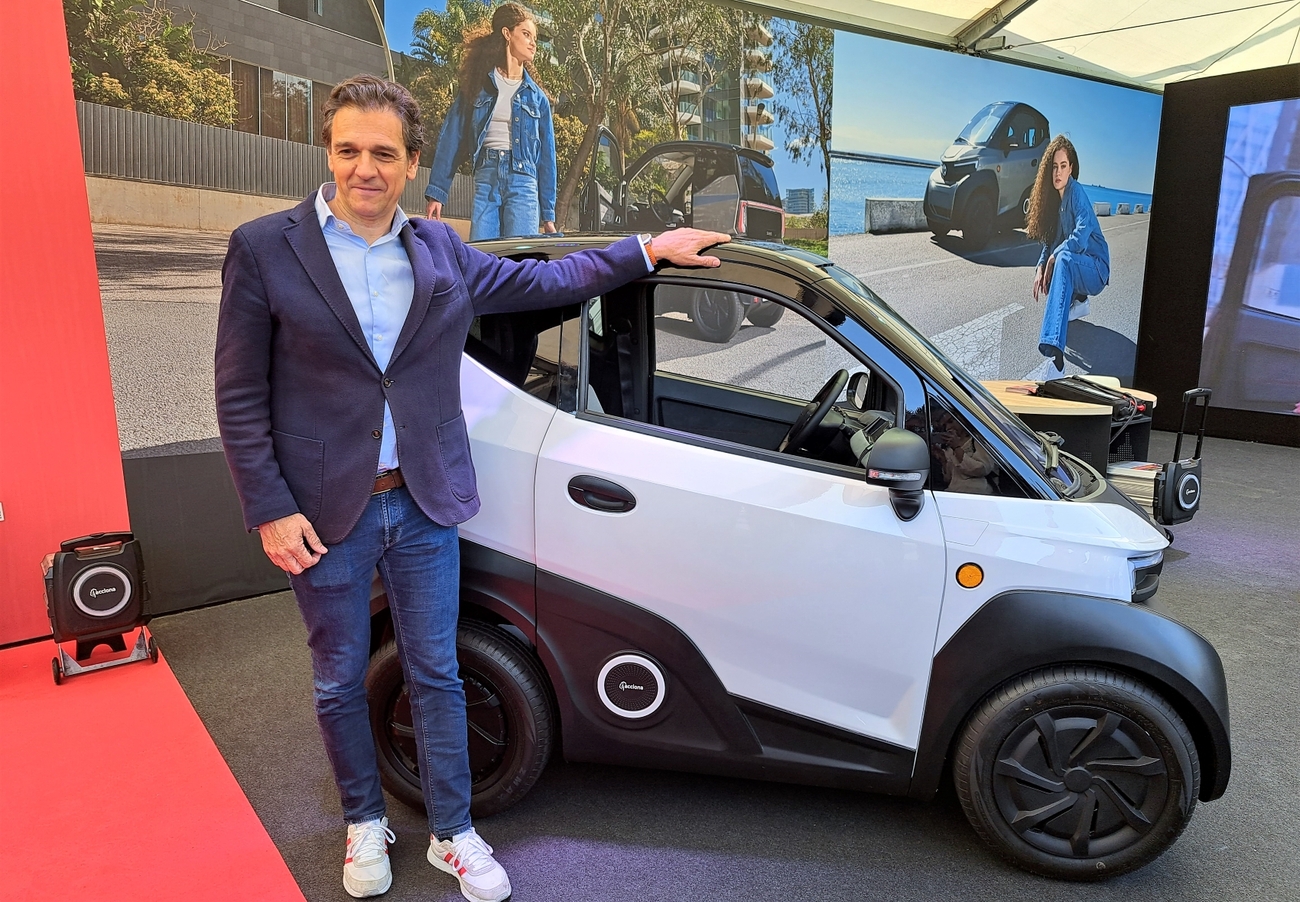 Carlos Sotelo, CEO de Silence, con el S04