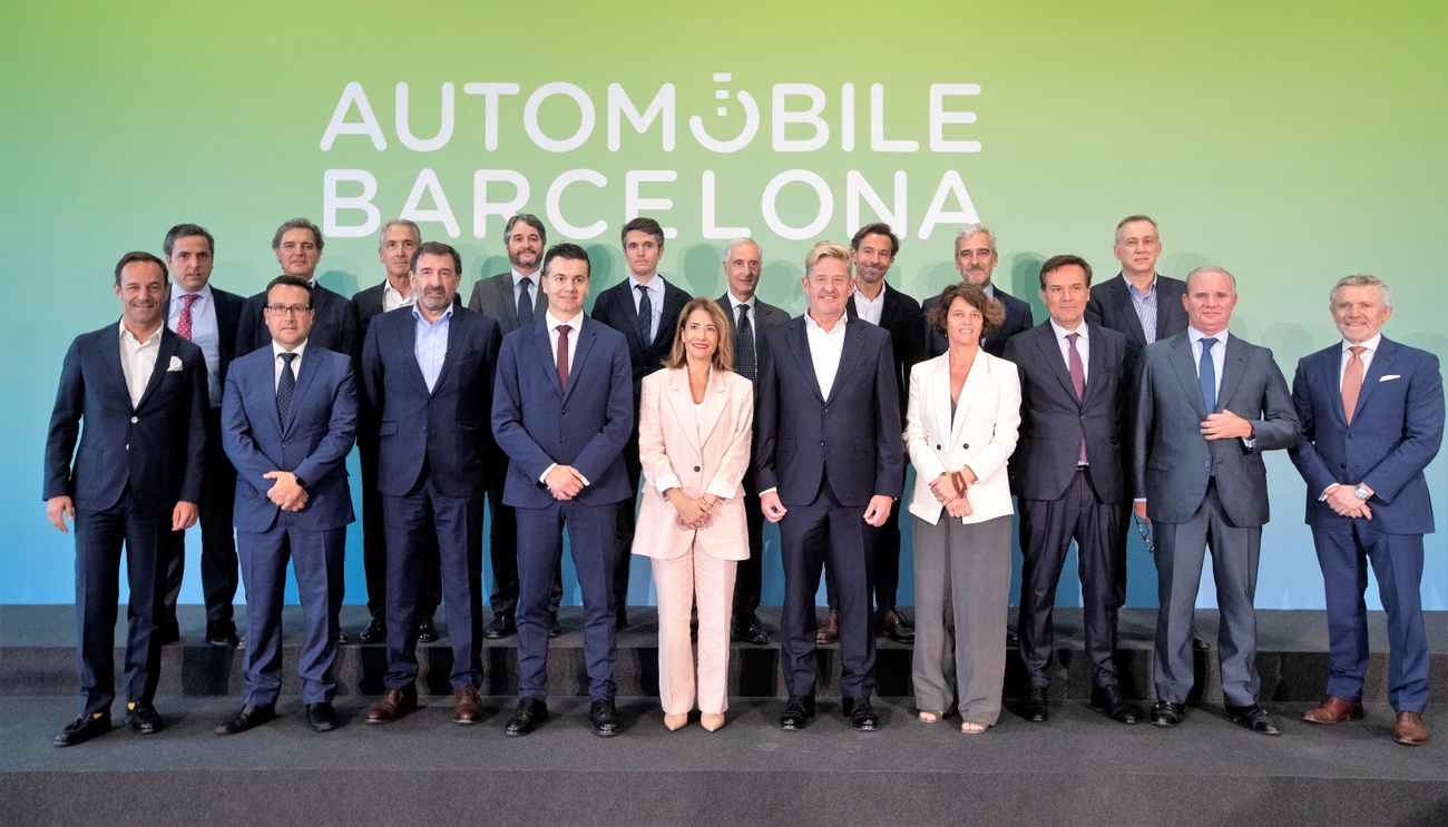 Los ministros de Industria y Tranasportes con la junta de Anfac