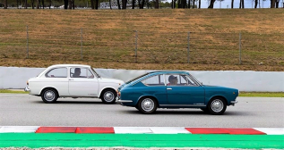 Dos Seat 850 Especial y Coupé en el Circuito de Montmeló