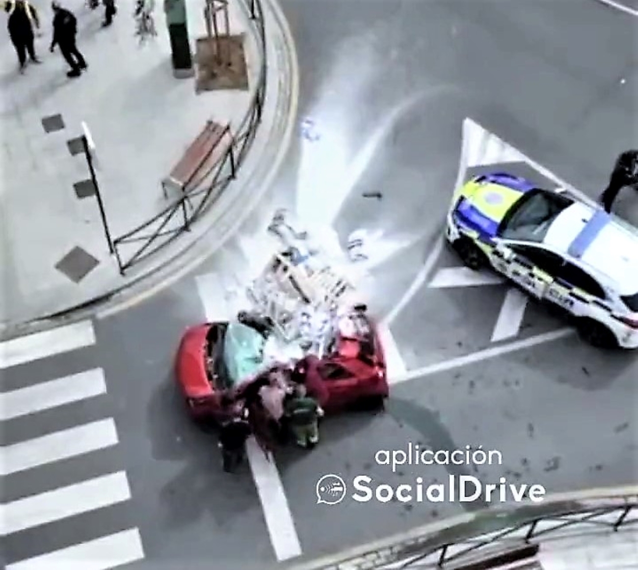 Coche chafado por un palé en Granada / SOCIAL DRIVE