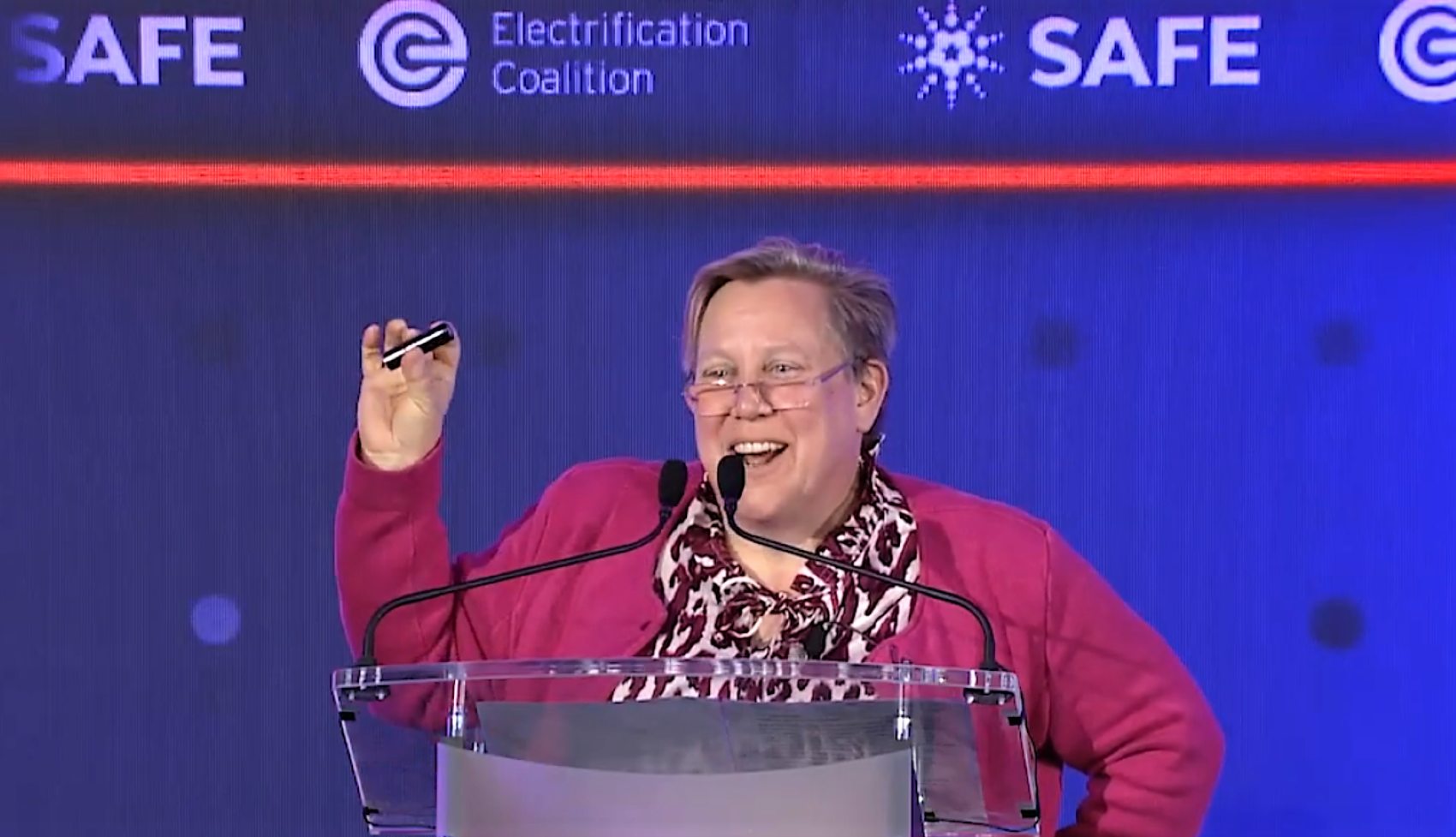 Celina Mikolajczak, jefa de tecnología de Lyten, muestra una batería / YOUTUBE Celina Mikolajczak, jefa de tecnología de Lyten, muestra una batería / YOUTUBE