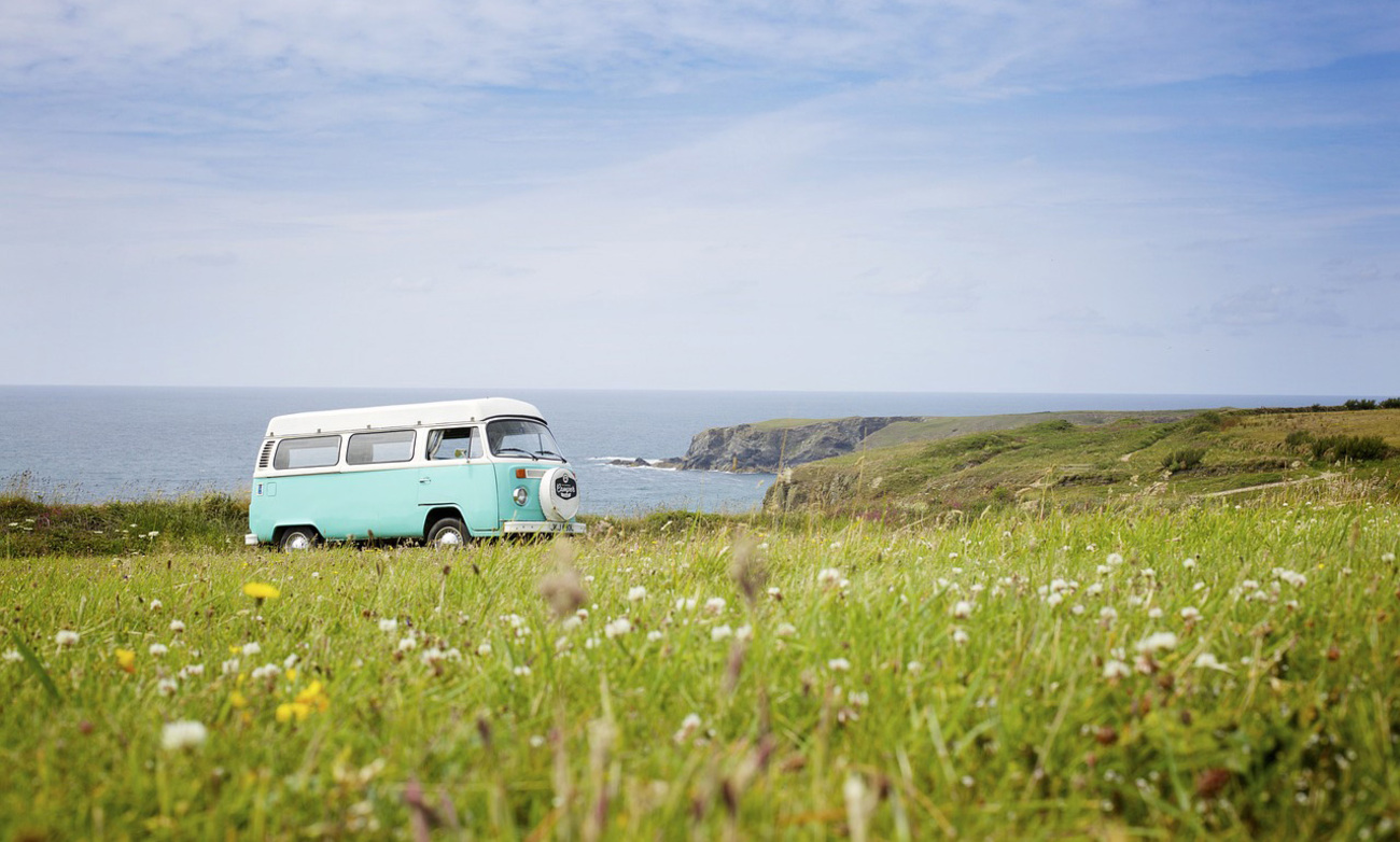 Furgoneta camperizada en medio de la naturaleza / PIXABAY