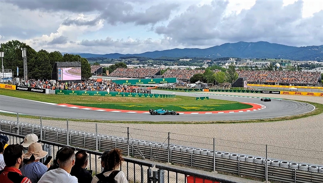 Fernando Alonso traza la curva Seat en Montmeló / T.F. Fernando Alonso traza la curva Seat en Montmeló / T.F.