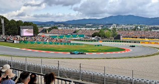 Fernando Alonso traza la curva Seat en Montmeló / T.F.