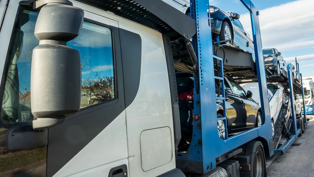 Transporte de vehículos / ADOBE STOCK