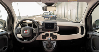 Interior del Fiat Panda 4x40 con el original de fondo