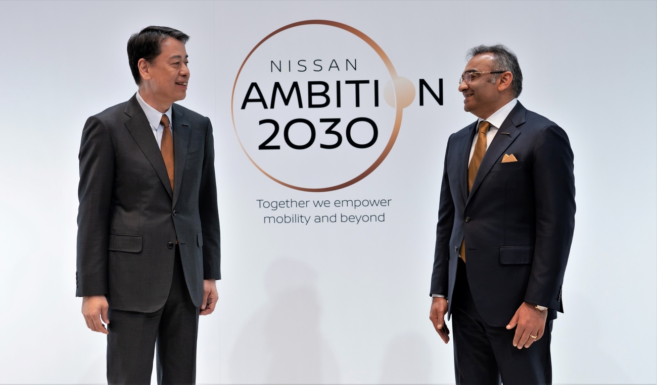 Makoto Uchida, CEO de Nissan, con Ashwani Gupta antes de dejar la empresa / NISSAN
