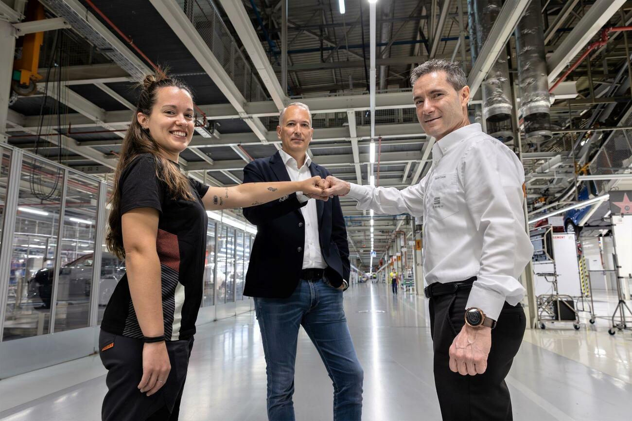 Aida Pérez, Markus Haupt y Ramón Casas, en la planta de Seat de Martorell / SEAT