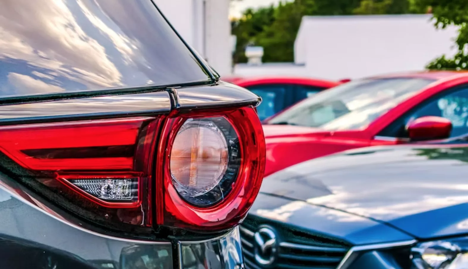 Coches aparcados en un concesionario Coches aparcados en un concesionario