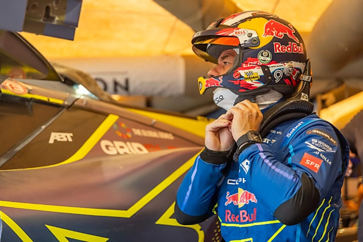 Sebastien Loeb junto al CUPRA Tavascan XE