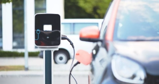 Coche eléctrico en un punto de recarga Coche eléctrico en un punto de recarga