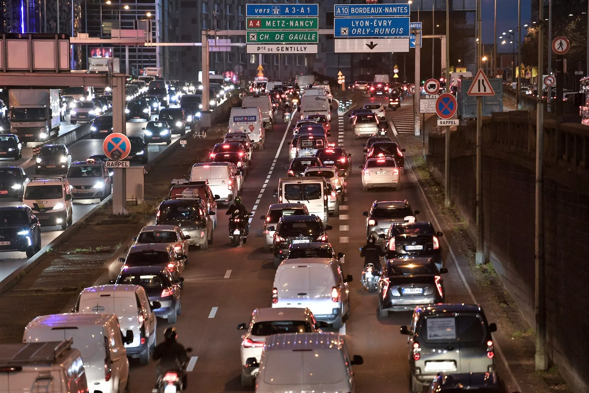 Coches en un acceso a la ciudad de París / EUROPA PRESS
