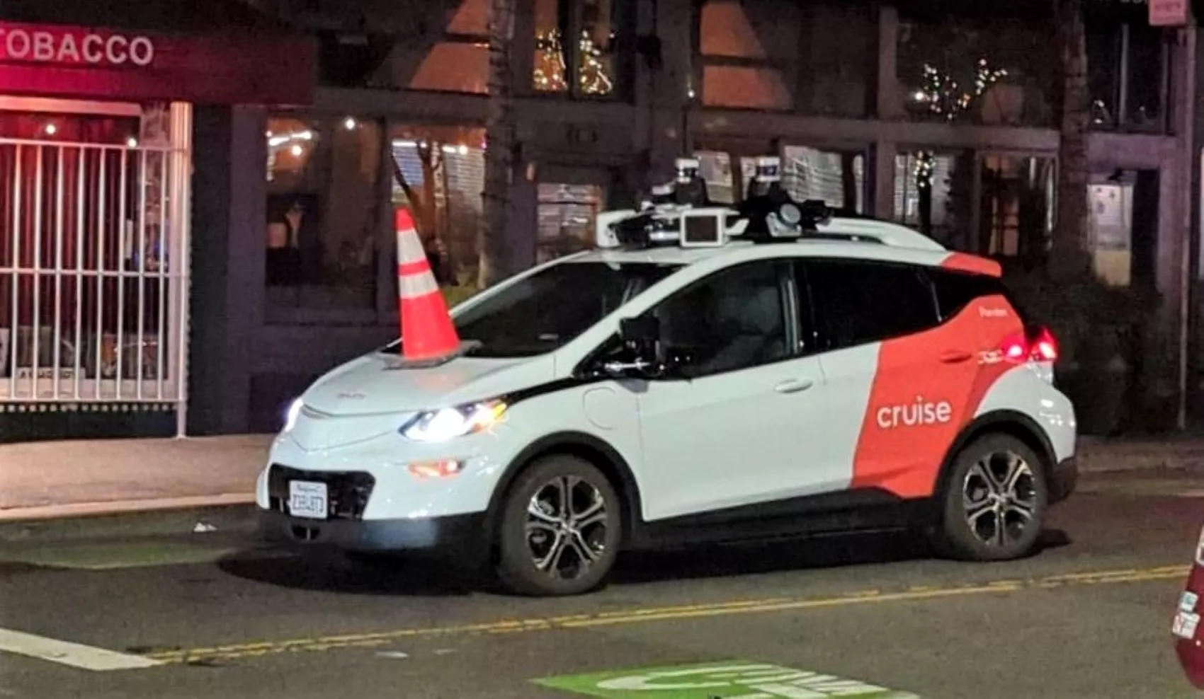 Coche autónomo bloqueado con un cono / SAFE STREET REBEL