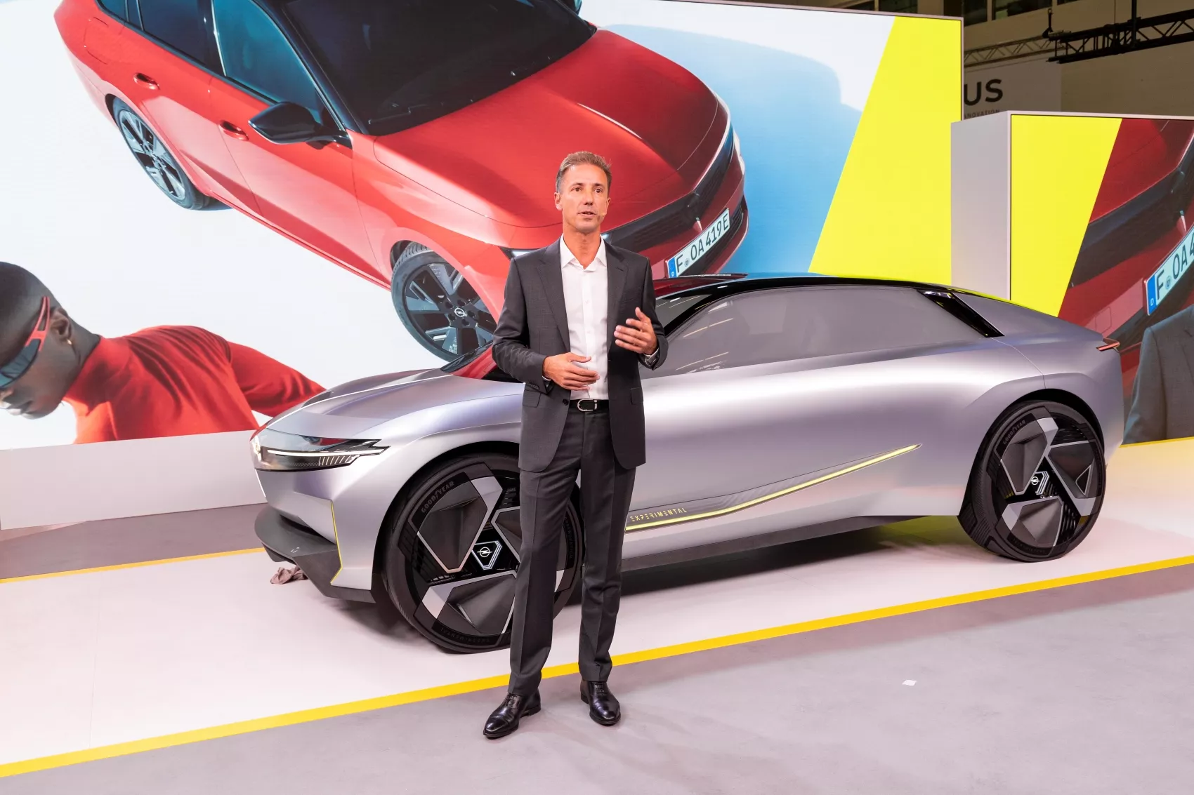 Florian Huettl, CEO de Opel, con el prototipo Experimental