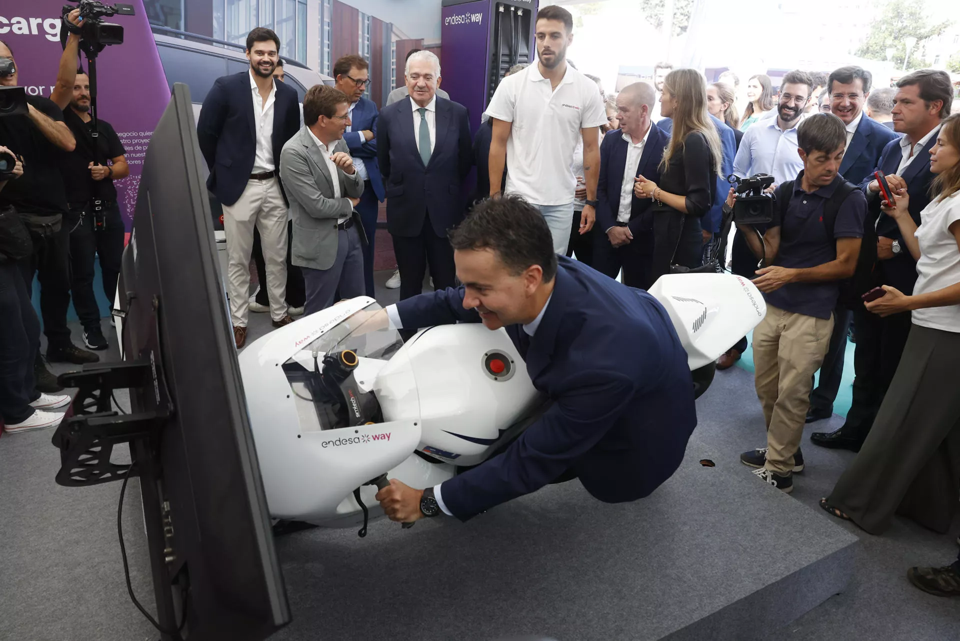 El ministro Héctor Gómez prueba una moto eléctrica en VEM de Madrid / JUAN CARLOS HIDALGO / EFE El ministro Héctor Gómez prueba una moto eléctrica en VEM de Madrid / JUAN CARLOS HIDALGO / EFE