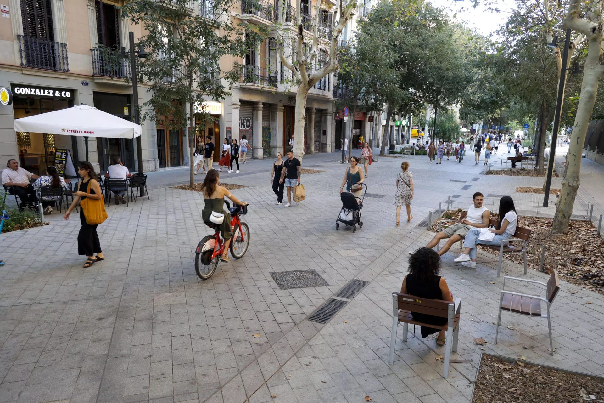 La calle Consell de Cent de Barcelona sin coches / QUIQUE GARCIA / EFE