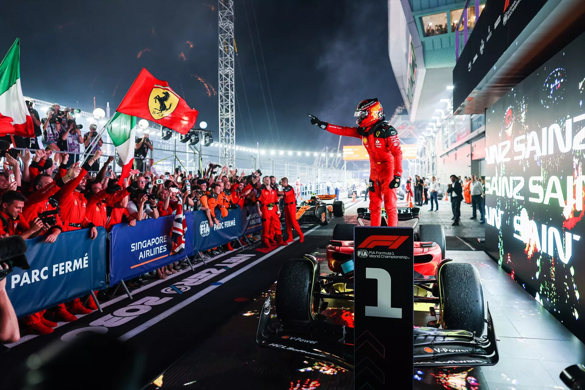 Carlos Sainz celebra el triunfo con Ferrari en Singapur / ANTONIN VINCENT / EUROPA PRESS