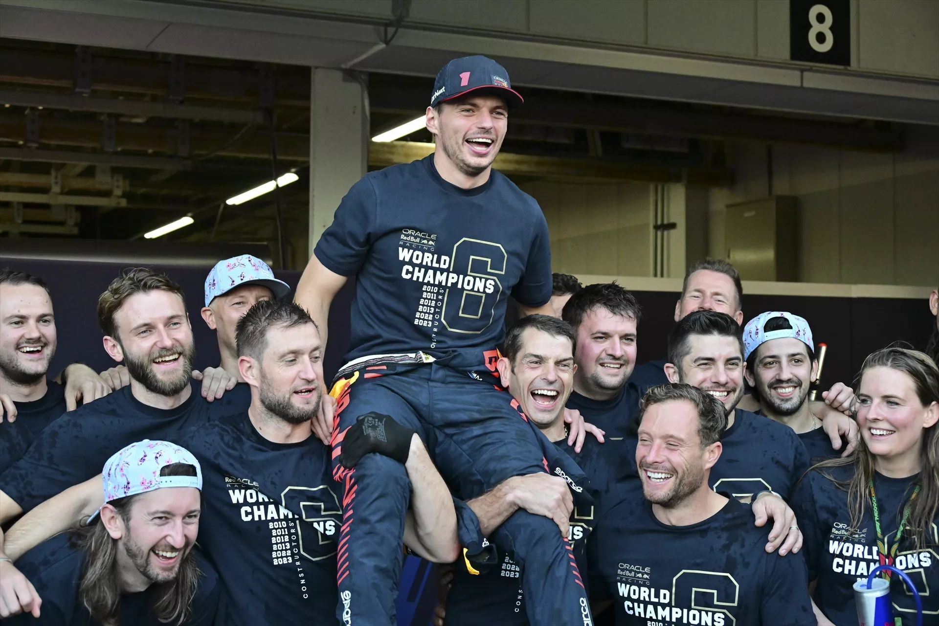 Max Verstappen con su equipo en Suzuka / DPPI / EUROPA PRESS