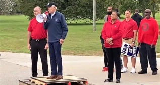 Joe Biden en el piquete de la huelga de automoción / UAW