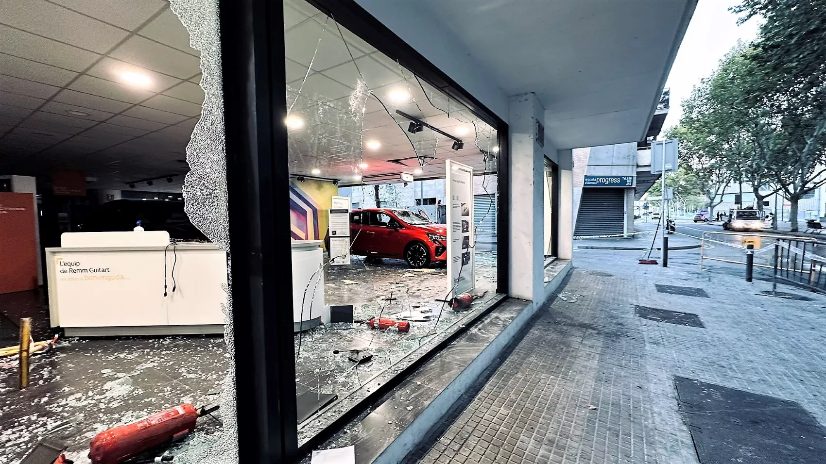Destrozos en el concesionario de Renault de Molins / REMM GUITART