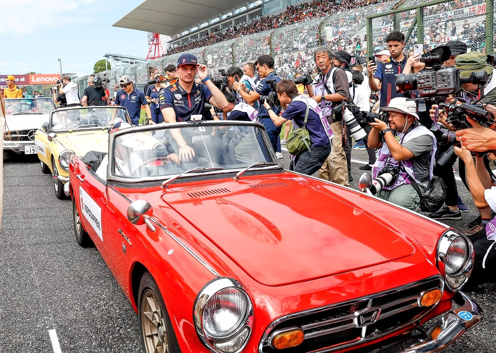 Max Verstappen se pasea antes de la carrera de Japón / DPPI / EUROPA PRESS