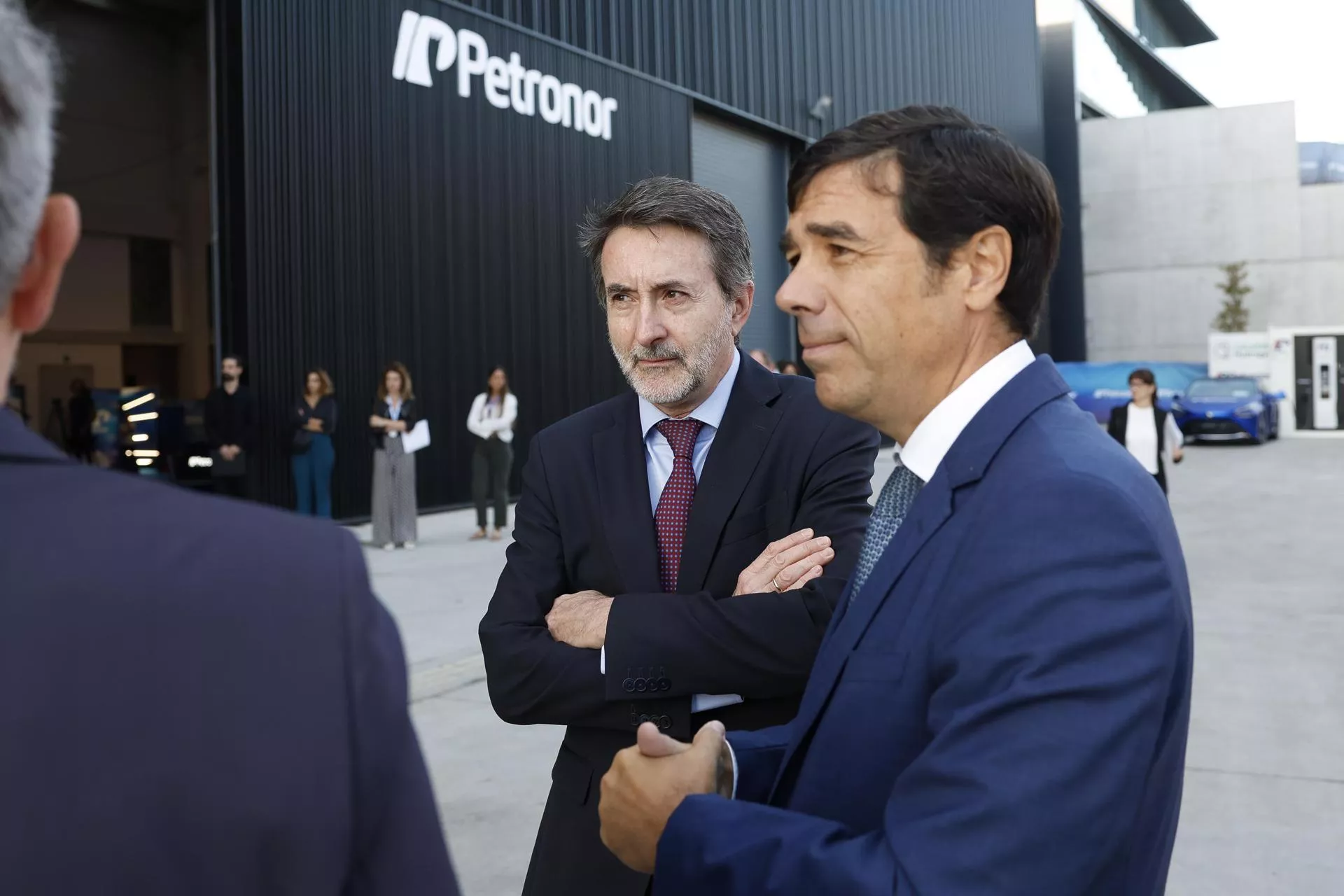 Imaz (centro) junto a una planta de hidrógeno verde de Petronor / MIGUEL TOÑA / EFE