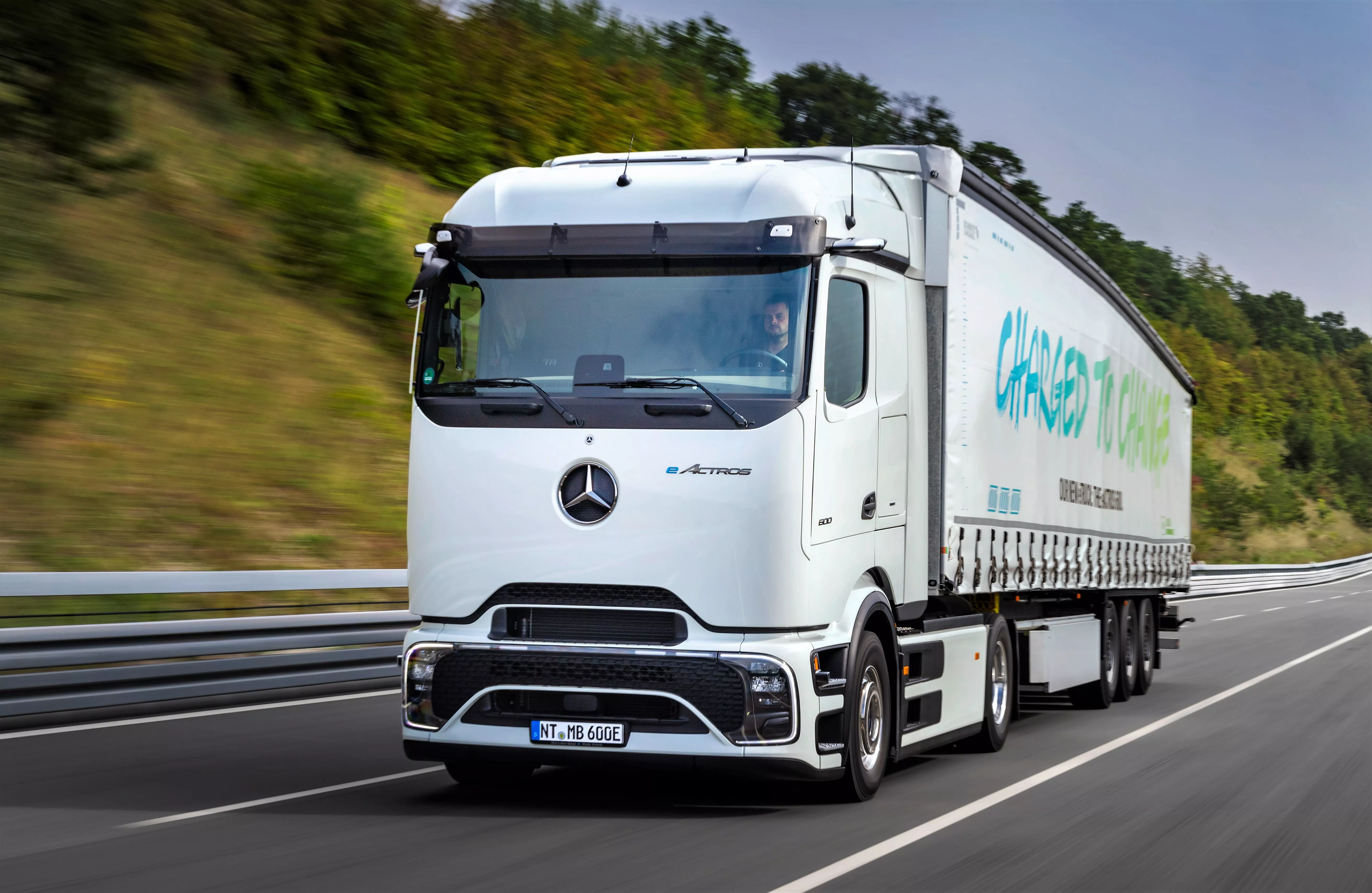 Nuevo camión eléctrico de larga distancia de Mercedes / MB TRUCKS