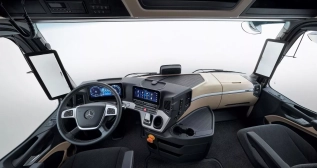 Interior del camión eléctrico de Mercedes