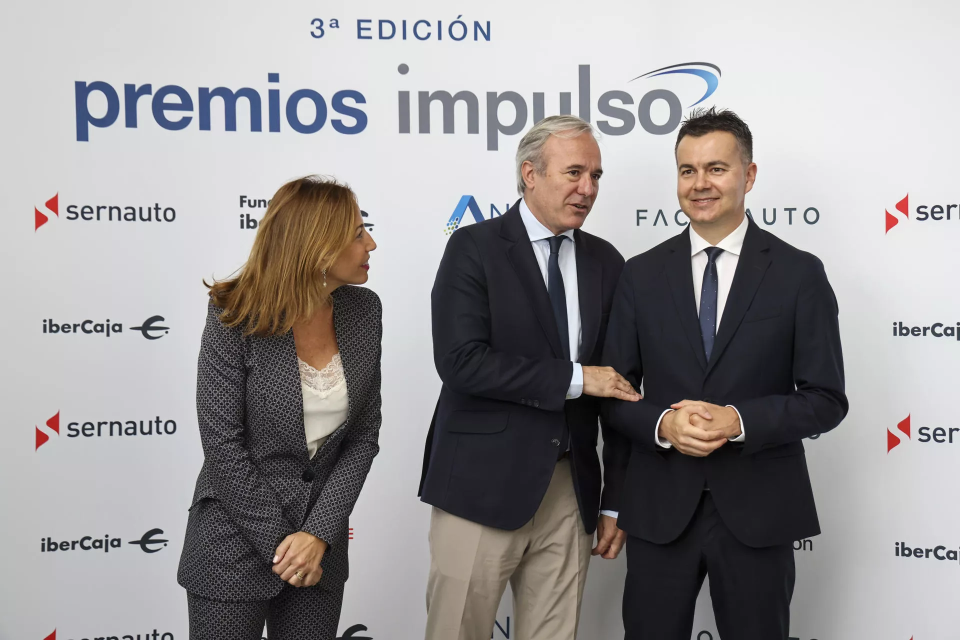 Héctor Gómez (derecha), Jorge Azcón y Natalia Chueca, alcaldesa de Zaragoza / TONI GALÁN / EFE
