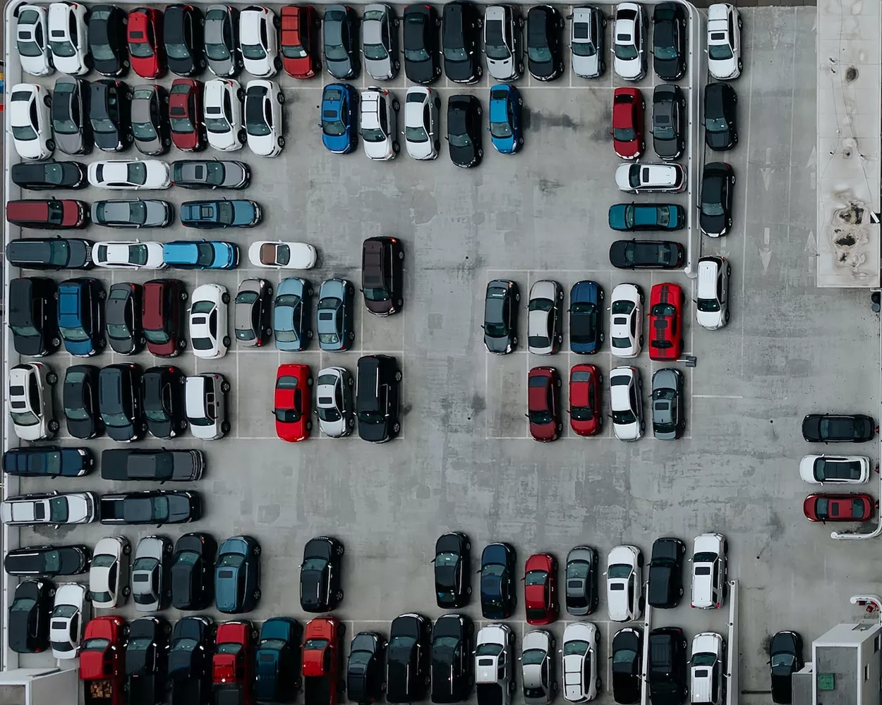 Vista cenital de un aparcamiento de coches / UNSPLASH Vista cenital de un aparcamiento de coches / UNSPLASH