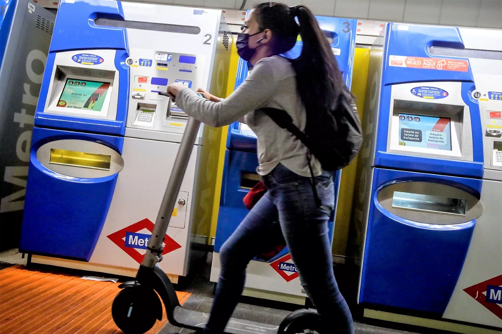 Una usuaria con un patinete eléctrico en el metro de Madrid / RICARDO RUBIO / EUROPA PRESS