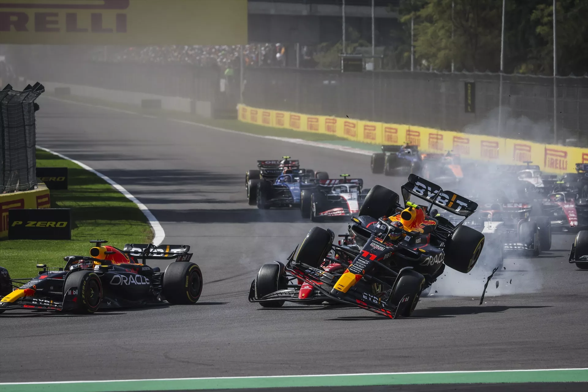 Checo Pérez choca en el GP de México / FLORENT GOODEN / EUROPA PRESS