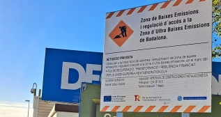 Cartel de obras de la Zona de Bajas Emisiones de Badalona