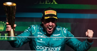 Fernando Alonso celebra el tercer puesto en Brasil / FLORENT GOODEN / EUROPA PRESS