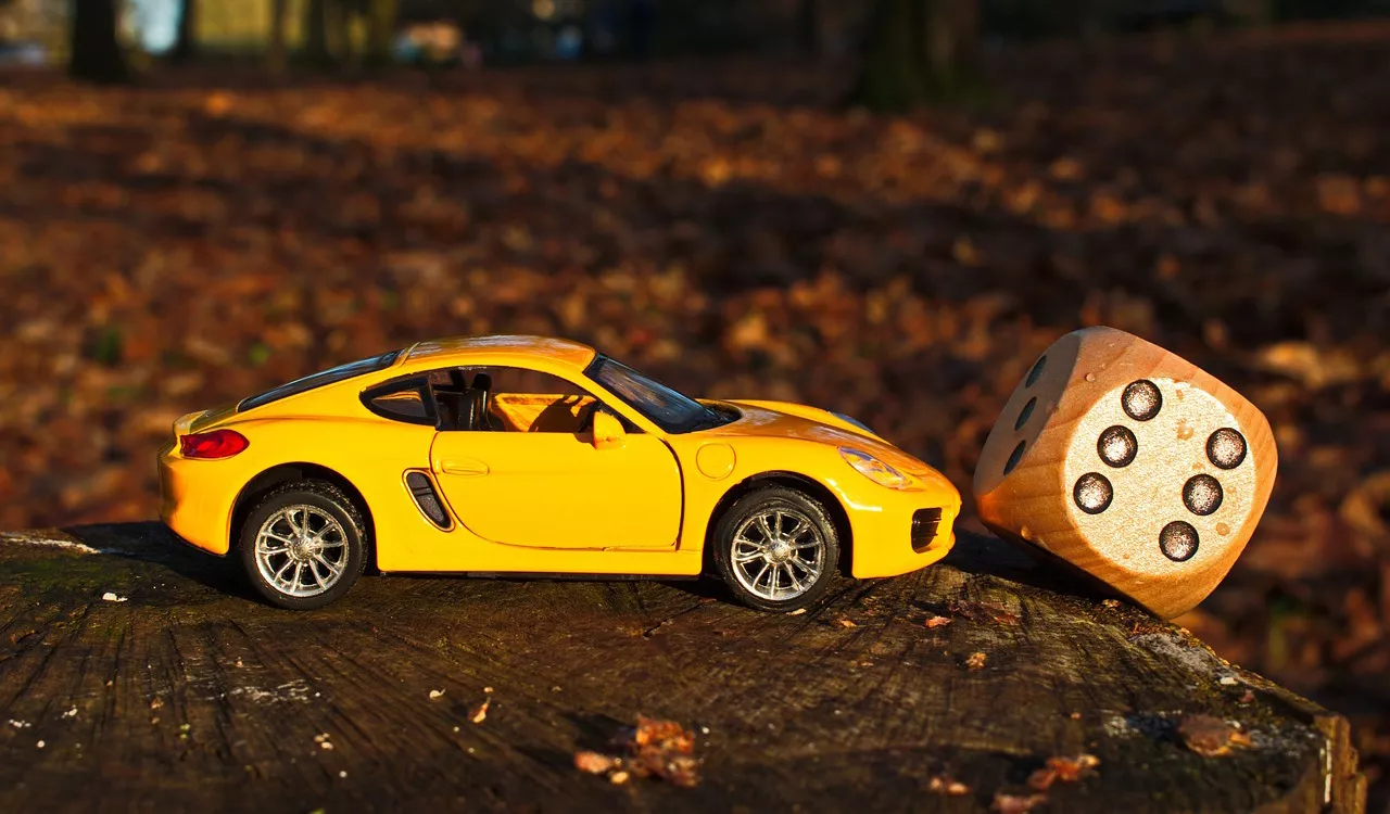 Coche de juguete y dado de madera