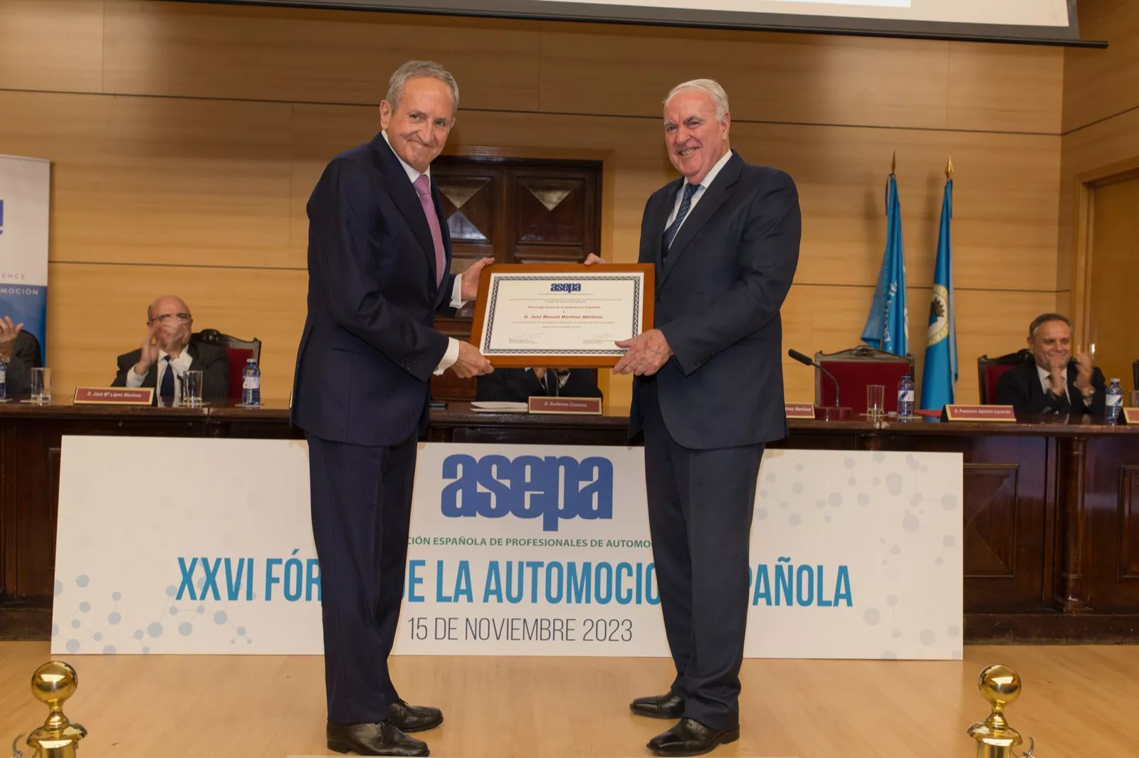 A la izquierda, José Manuel Martínez (Ajusa) recibe el premio de ASEPA / JOSE LUIS TORIJA MILLANA