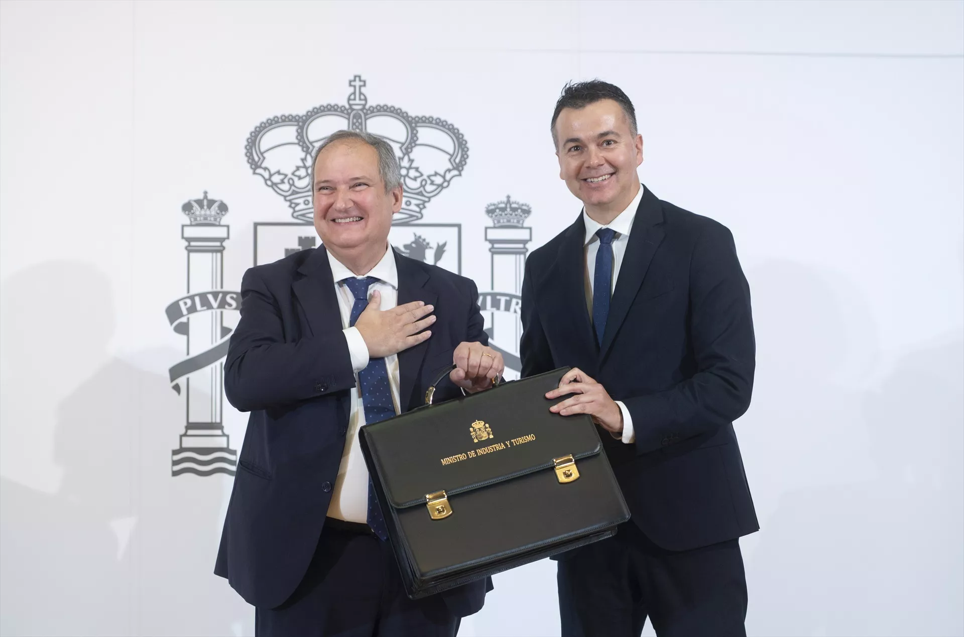 Jordi Hereu recibe la cartera de Industria de Héctor Gómez / ALBERTO ORTEGA / EUROPA PRESS