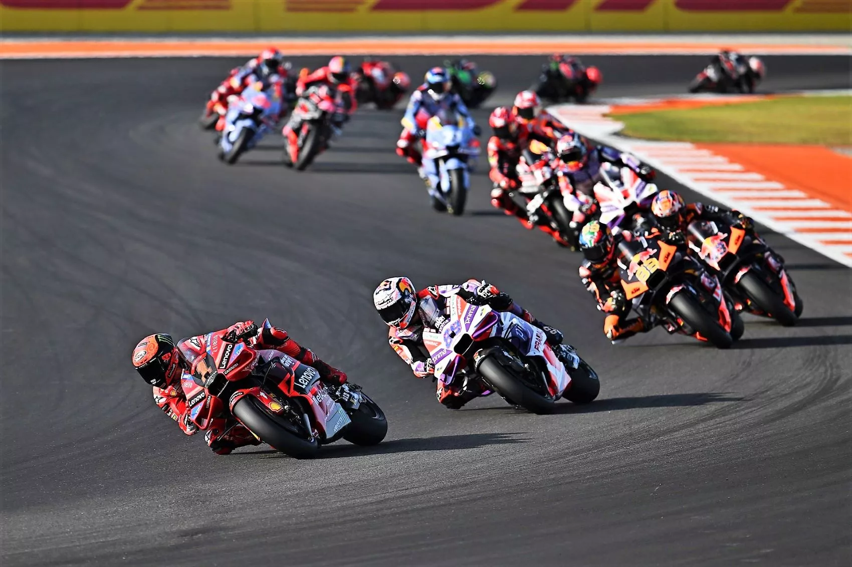 Bagnaia y Martín durante la carrera de Valencia / EUROPA PRESS