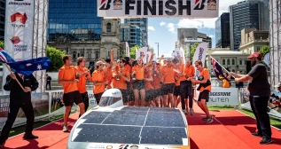El coche solar, en el podio El coche solar, en el podio